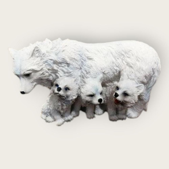 louve blanche debout avec trois louveteaux 