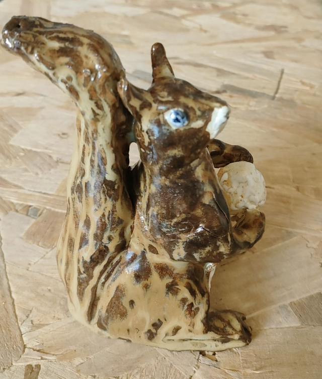 Écureuil des bois – sculpture en céramique