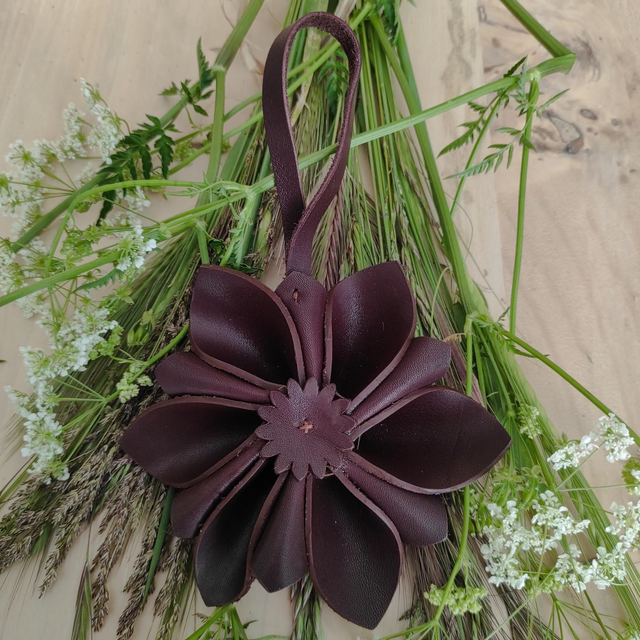 Fleur en cuir à suspendre 
