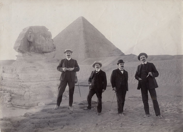 Gentlemen voyageurs avec le sphinx, Egypte, c.1900