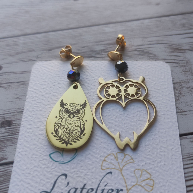 Boucles d&#039;oreilles &quot;Dépareillées&quot; Hibou gravé doré