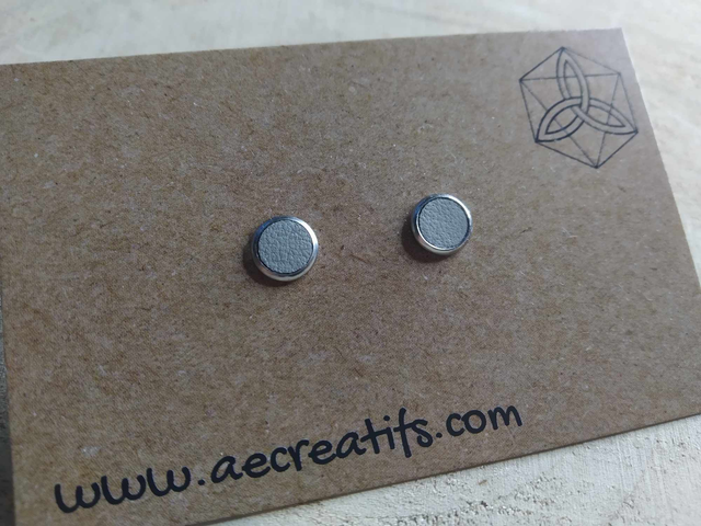 Boucles d&#039;oreilles puces cuir gris 