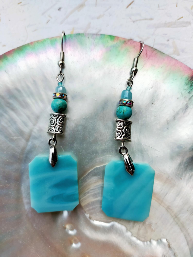 Boucles d&#039;oreilles en verre bleu. 