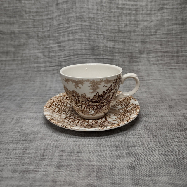 Alfred Meakin | Kop (diameter 7 | hoogte 6 cm) en Schotel (diameter 13 | hoogte 2 cm) met ‘Coaching Days’ motief in bruin | Vintage