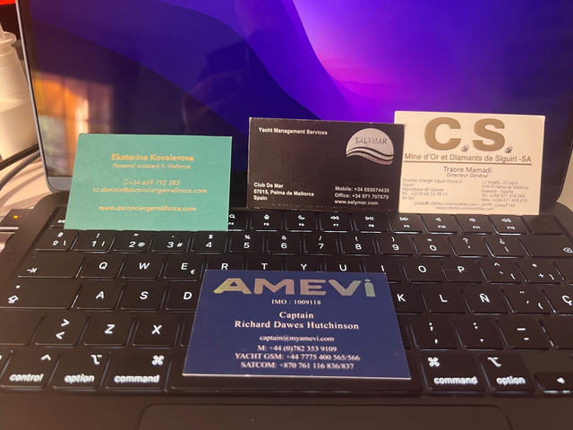 Tarjetas de visita estampadas en oro, plata u otro color. E impresas a una tinta dos caras. 500 unidades.