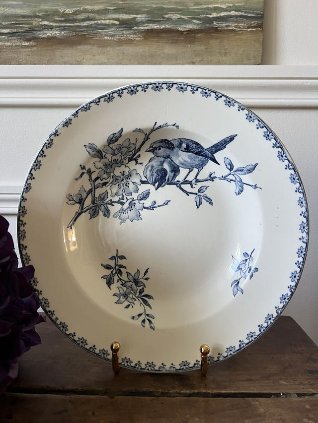 FAVORI - Assiette creuse aux oiseaux signée Sarreguemines - Terre de Fer