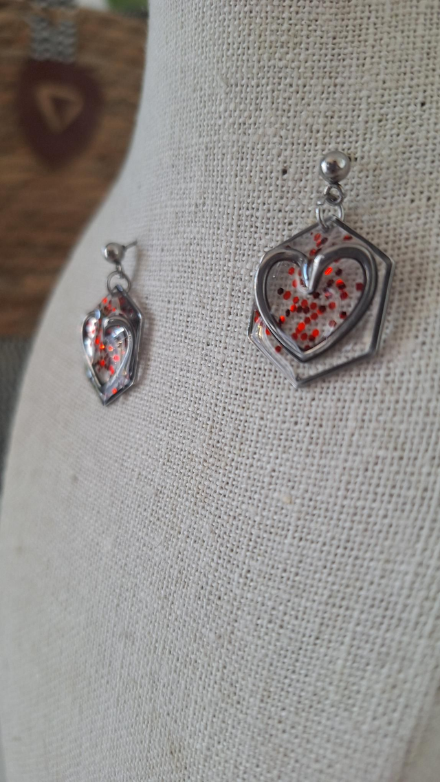 Boucles oreilles hexagonales et cœurs à paillettes rouges