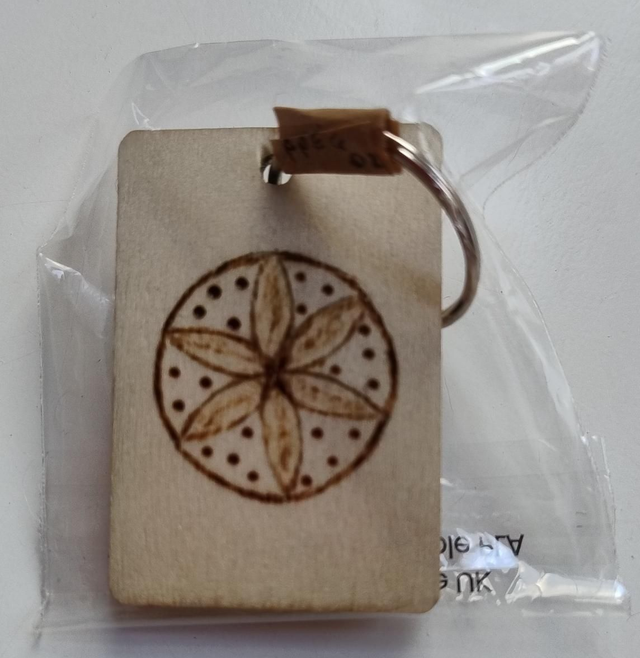 Keyring with geometric flower design 