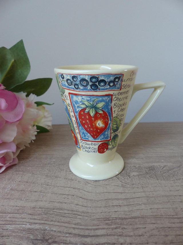Tasse à thé vintage Churchill – Décor fraises et cerises – Années 1980 – Fabriquée en Angleterre