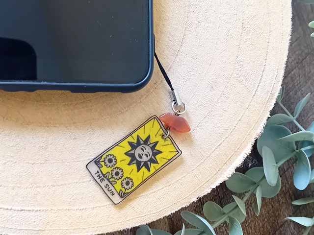 Bijou de Téléphone – &quot;The Sun&quot; | Carte de Tarot, Soleil &amp; Cornaline (Jaune ou Rose &amp; Doré) | Fabrication Artisanale