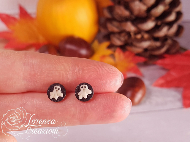 Orecchini a lobo artigianali fantasmi kawaii che si illuminano al buio, fluorescenti, fondo nero glitter modellati a mano in argilla polimerica