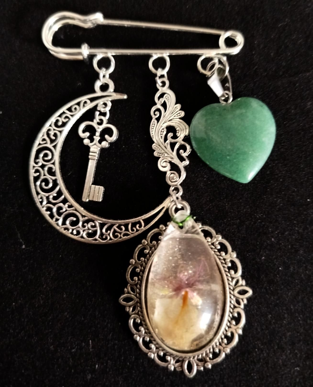 Broche fleur de cerisier et aventurine verte 