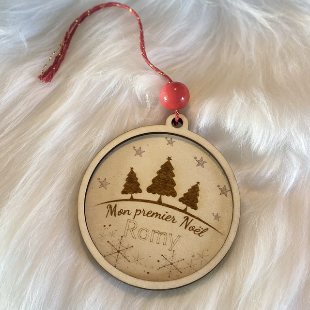 Boule de Noël personnalisée &quot;Mon Premier Noël&quot; – Bois gravé forêt de sapins + prénom, cordon et perle au choix