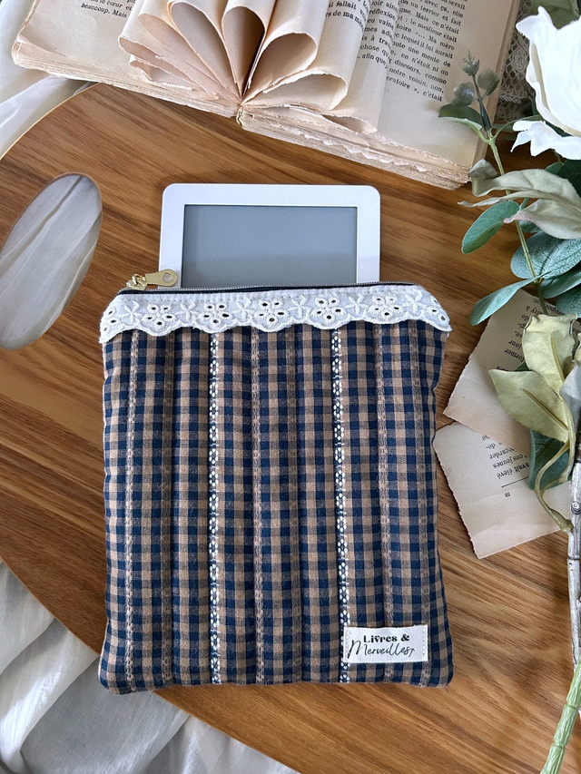 Pochette à liseuse Emily en vichy avec broderie anglaise