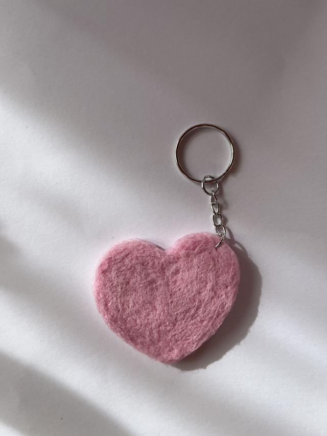 Llavero de corazón rosa palo