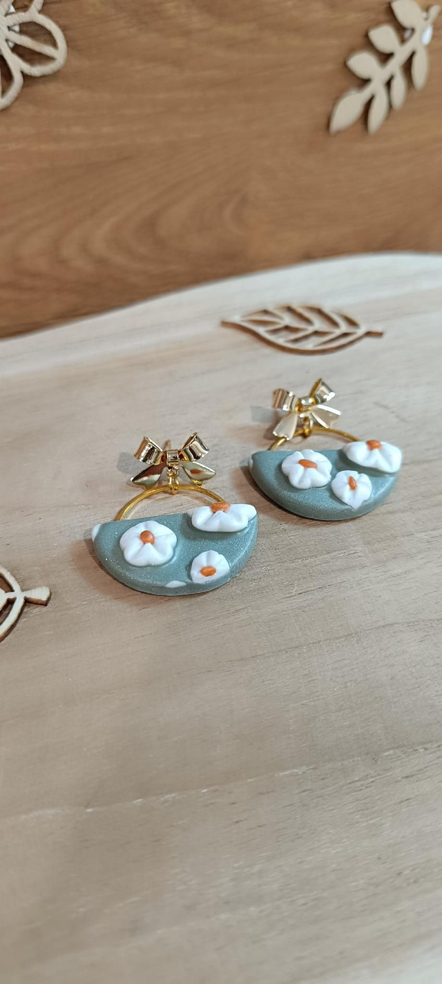 Boucles d'oreilles - Demi cercle marguerite