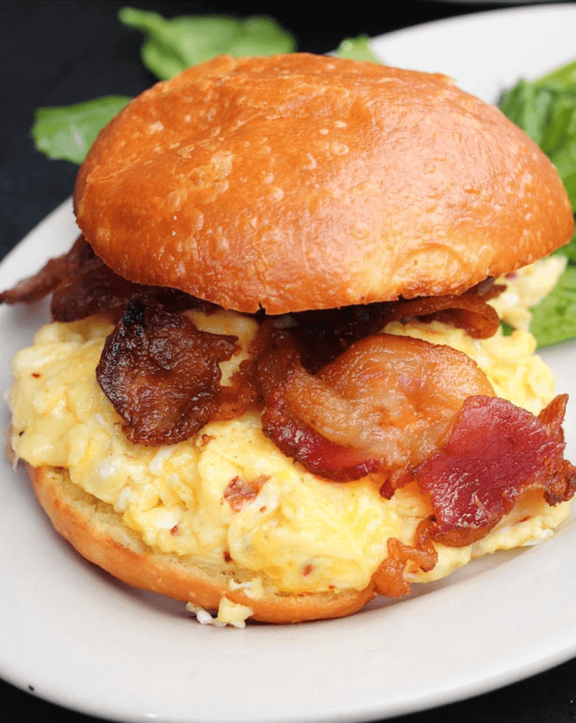 Bacon eg and cheese Brötchen