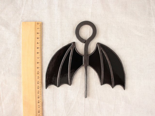 🗝️ Clé volante chauve-souris en vitrail