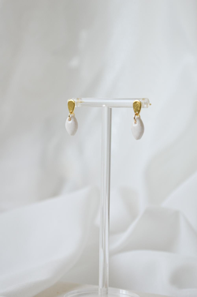 Poročna Kolekcija 2025 - Mini viseči uhani na pozlačena in marmorno bela kapljica