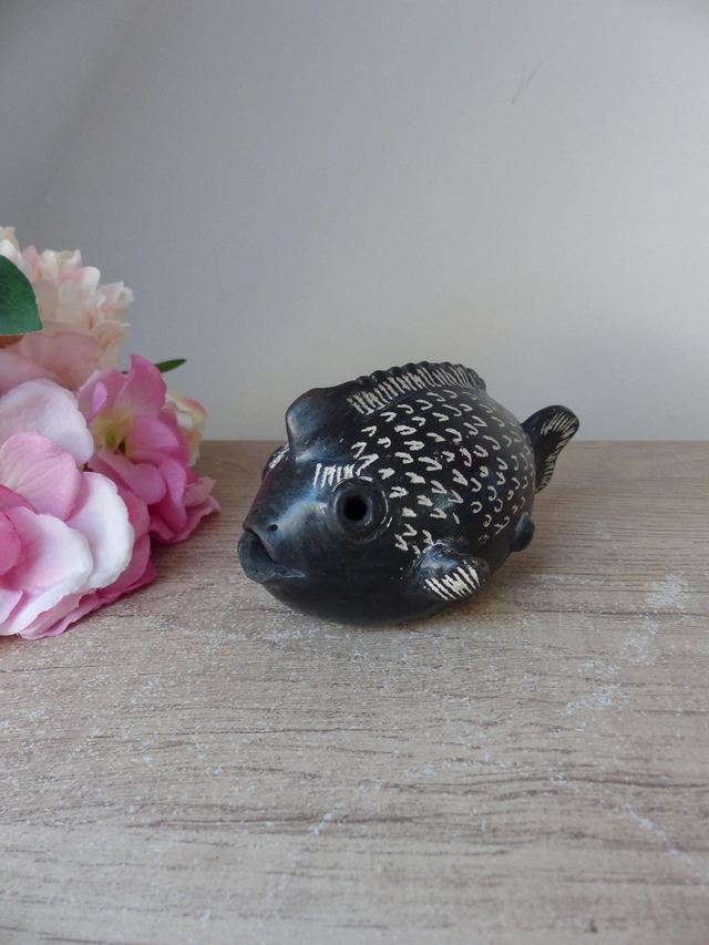 Sculpture poisson en poterie d'argile noire, figurine poisson artisanal décoration intérieure zénitude calme sérénité thème océan mer maison