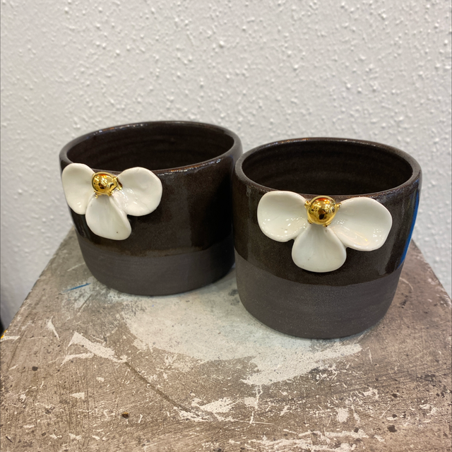 Lille skål m. blomst af Helle Bornæs 