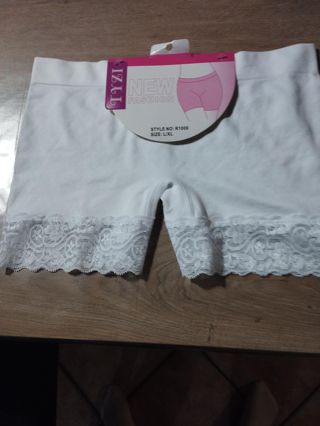 Shorty blanc avec dentelle taille L 