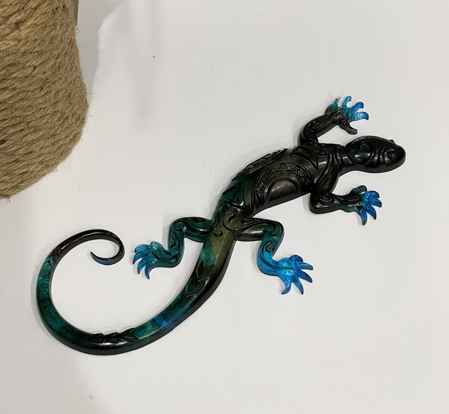 Salamandre dans les tons bleus, marron, vert, un peu translucide