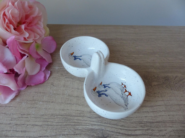 Ensemble vintage salière et poivrière en céramique blanche mouchetée avec oies et foulards bleus – décoration de table maison de campagne