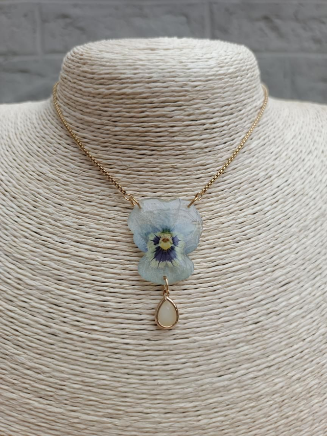 Collier Fleur séchée Pensée Bleue claire