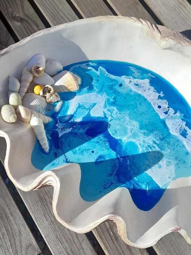 Clam shell bowl with resin rock pool