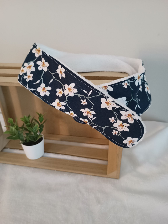 Bandeau de soin bleu marine et fleurs blanches