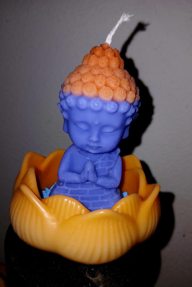 Beacrea au plaisir d'offrir, vous présente ma bougie bouddha dans sa feuille de lotus parfumé  10€