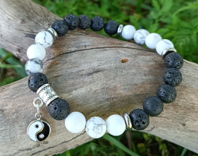 Pierre de Lave et Howlite 