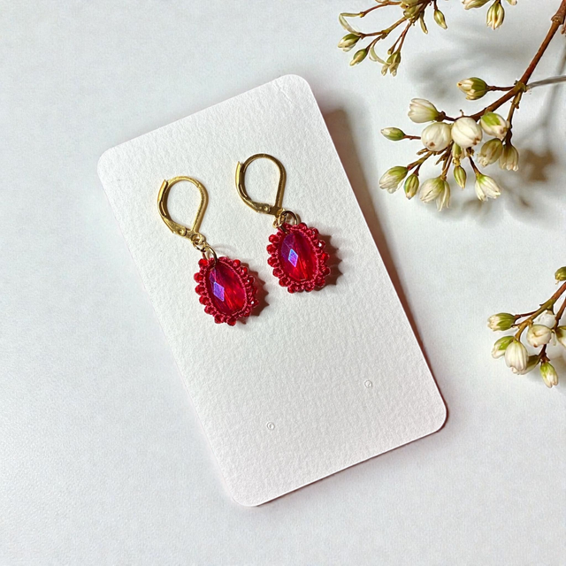 Boucles d'oreilles en dentelle de frivolité et perle en cristal rouge