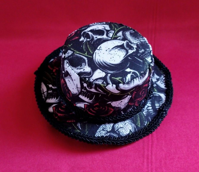 Petit chapeau gothique coton crânes et roses - 13cm de diamètre
