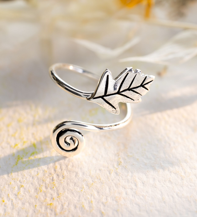Anillo de hoja y espiral hecho a mano en plata 925