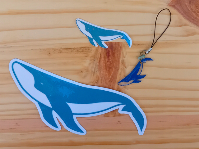 Pack Anniversaire La Baleine – Veilleuse, sticker, marque-page & bijou de téléphone (édition limitée)