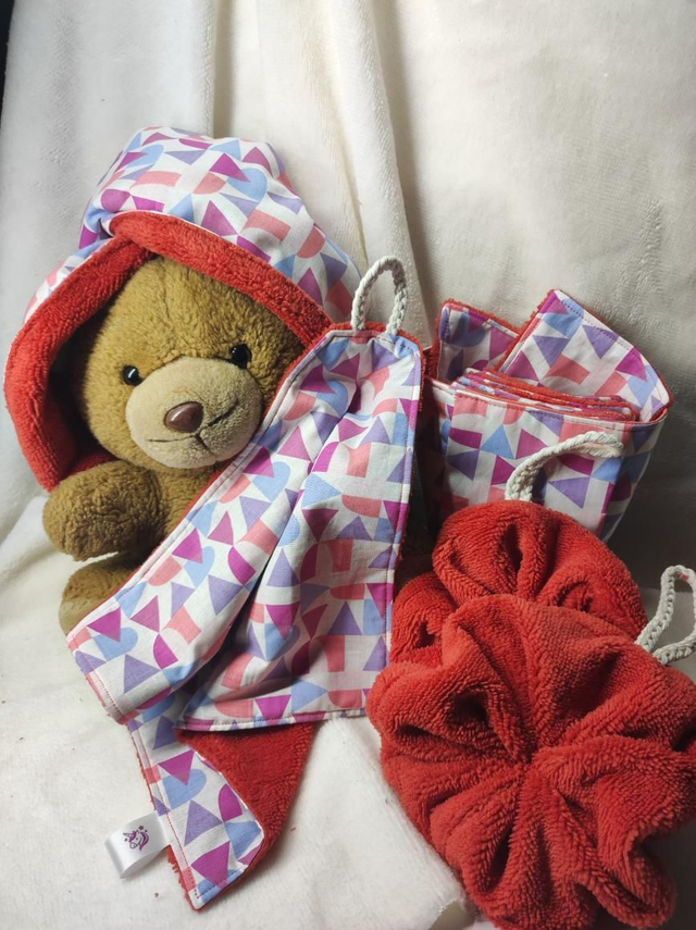 Ensemble visage et douche formes géométriques colorées et corail