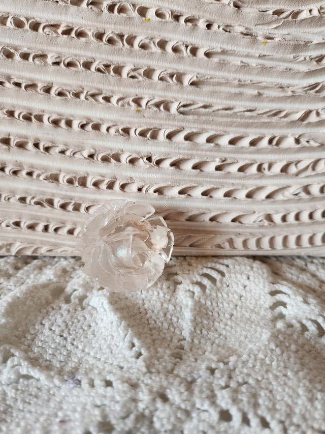 Broche rose transparente résine 