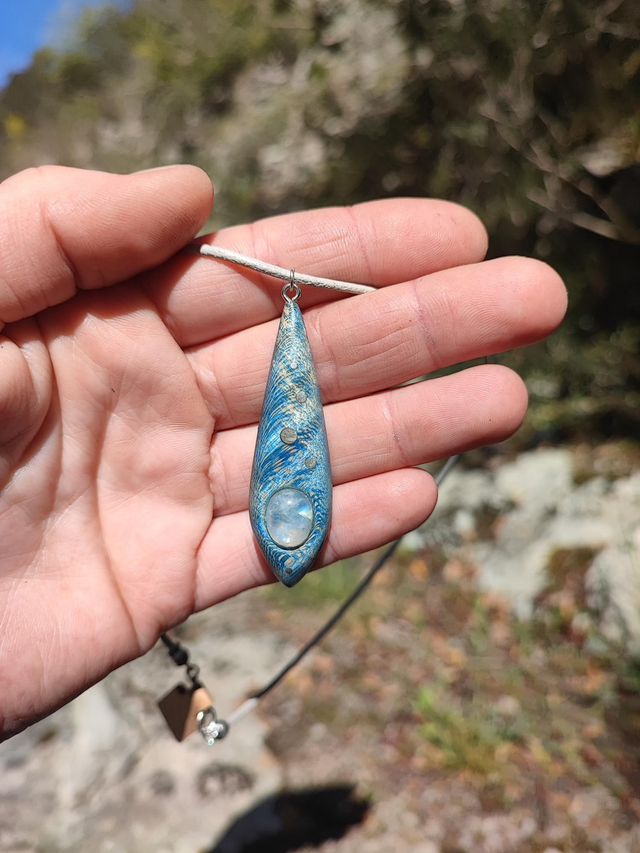 Pendentif en Bois d'Érable Sycomore ondé stabilisé bleu, Argent, Péristérite et Cordon Cuir