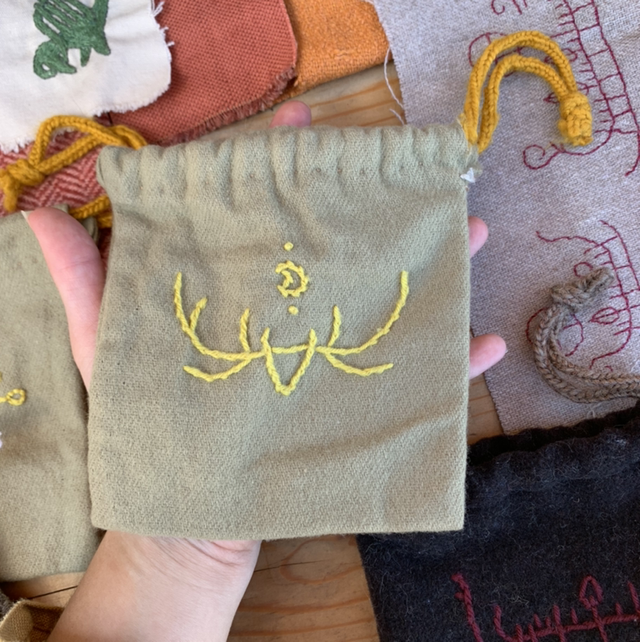 Pochette brodée scandinave - Cerf et Lune