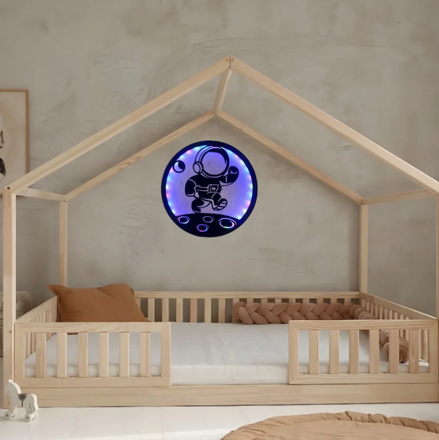 Tableau lumineux astronaute en bois recyclé – Décoration murale LED upcycling