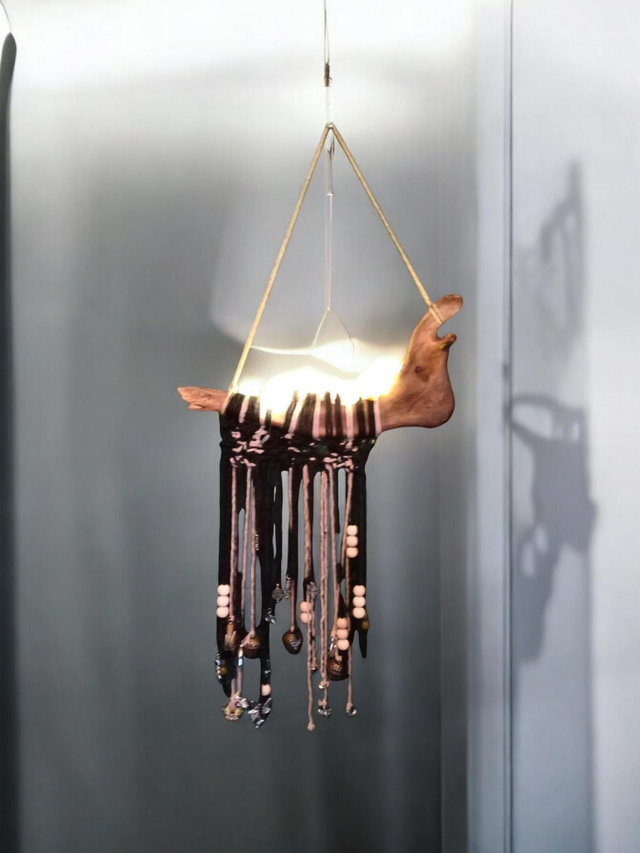 Noitakello hohtavin sienivaloin / Witch bell glowing mushroom