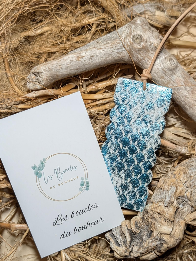 Marque page bleu turquoise écaille 