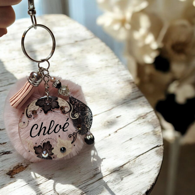 Bijou de sac prénom personnalisé dessiné à la main beige rosé