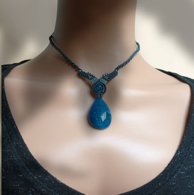 Collier en apatite bleue