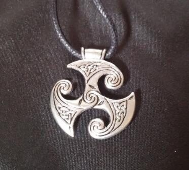 Pewter pendant - Three-bladed circle