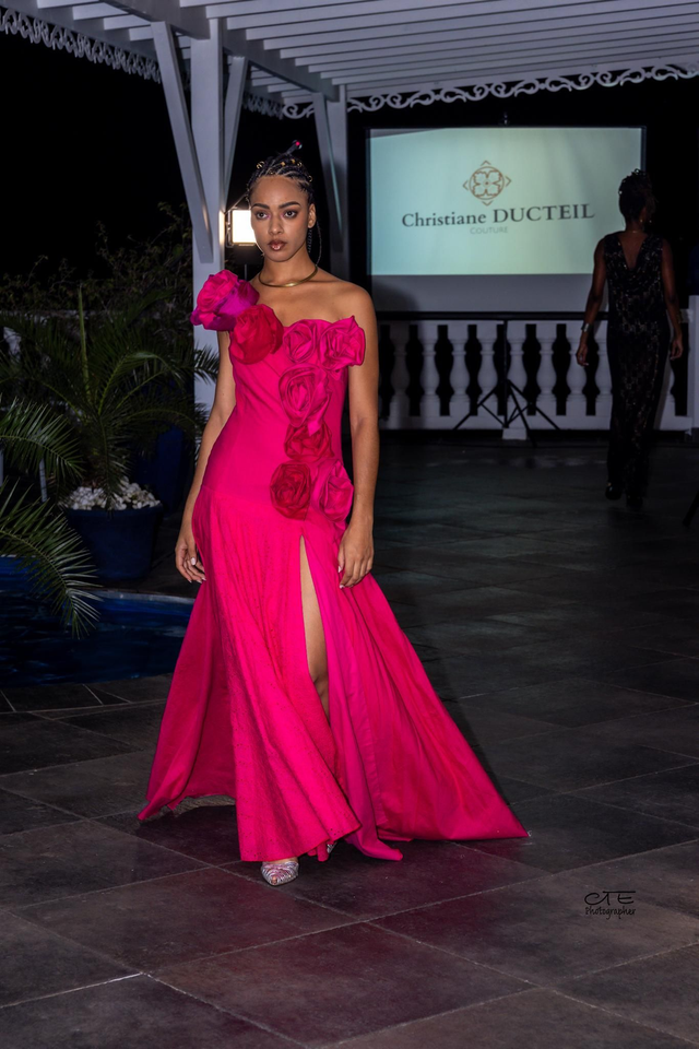 Robe asymétrique longue fuschia fleurs