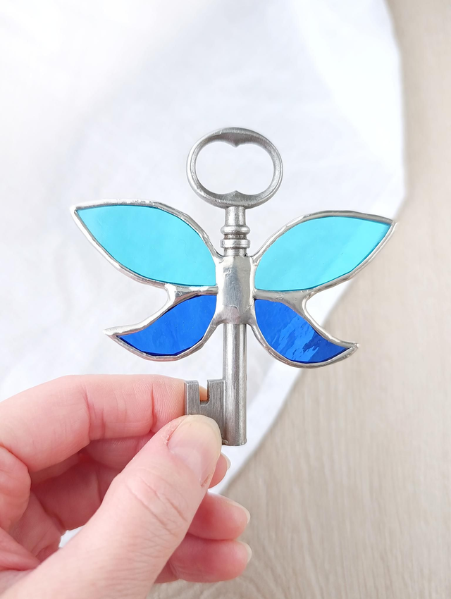 🗝️ Clé volante féerique "Fae" en vitrail