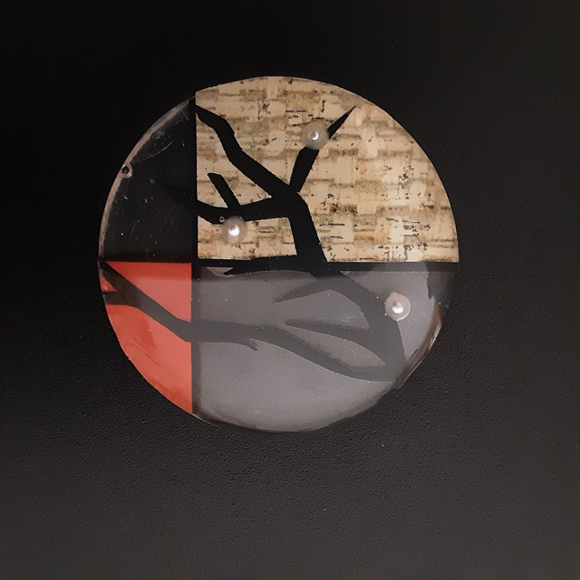 Broche ronde collection japon-fond transparent et décor rouge-natte raphia-cabochon nacré-décor végétal noir